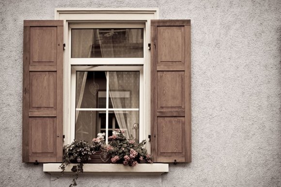 Spécialiste de la rénovation de la peinture de volets en bois Montpellier 